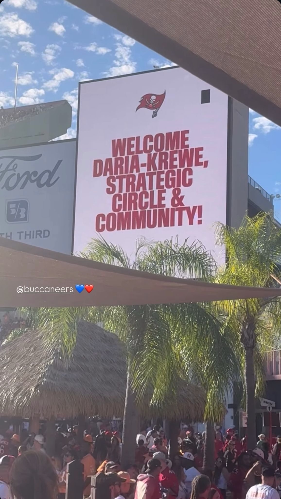 “You guys are German? And you cheer for the Bucs? That’s awesome!”<br />
Ein breites Grinsen, ein „Go Bucs!“ und ein Selfie später war klar: Wir hatten eine kulturelle Brücke gebaut – mit Charme, Begeisterung und einer ordentlichen Portion Teamgeist.